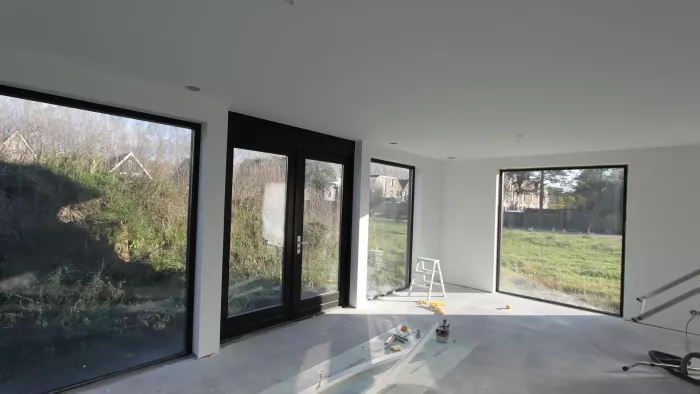 Metal-stud wanden en plafonds gespoten.